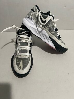 Nike Kyrie 8 Black & White Sneakers Size 8 
Tried on never worn